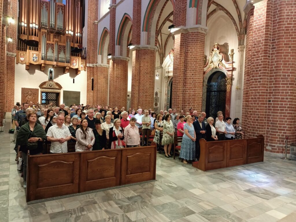 Uczestnicy jubileuszu w trakcie uroczystej Mszy w Archikatedrze Gnieźnieńskiej. Fot. B. Kruszyk / archidiecezja.pl. 50-lecie Ruchu Maitri.