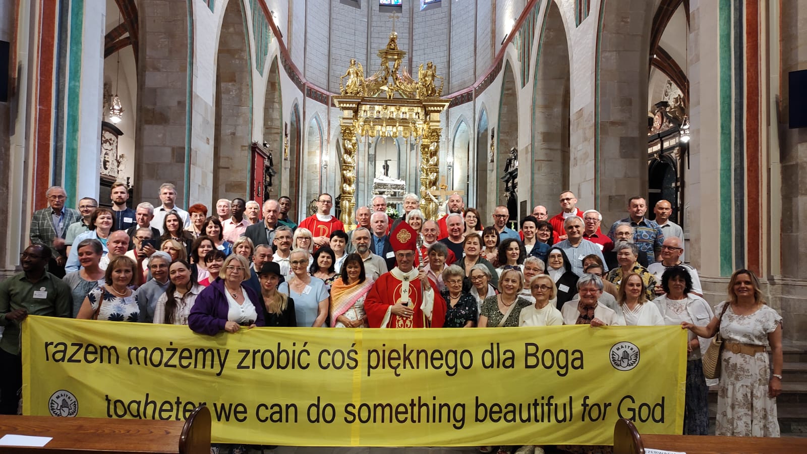 Uczestnicy obchodów z abp. Wojciechem Polakiem