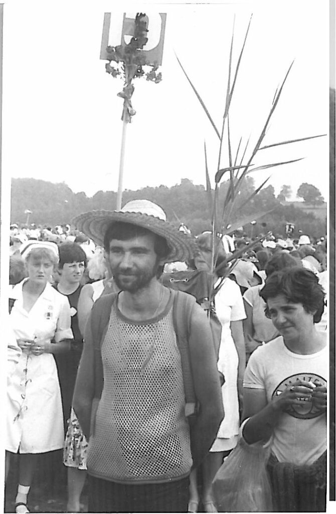 Biuletyn informacyjny “My a Trzeci Świat” nr 3-4/2025. Wojciech Zięba podczas jednej z pielgrzymek do Częstochowy. Fot. Archiwum Maitri