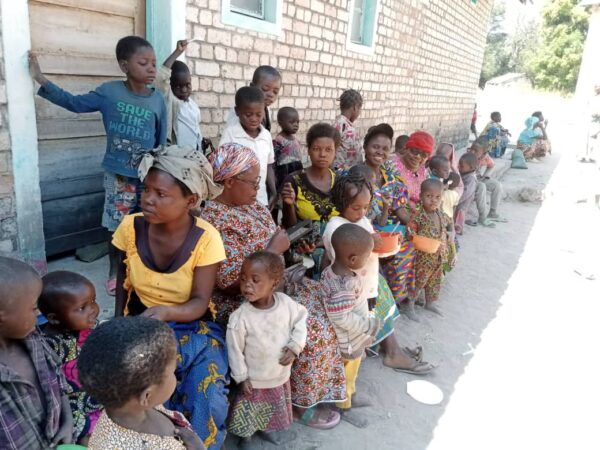 Budowa kurnika i założenie hodowli kurczaków dla sierocińca AFEOA w Lubumbashi 01 pomoc ubogim pomoc Afryce Adopcja Serca jałmużna Adopcja Duchowa DR Kongo 01