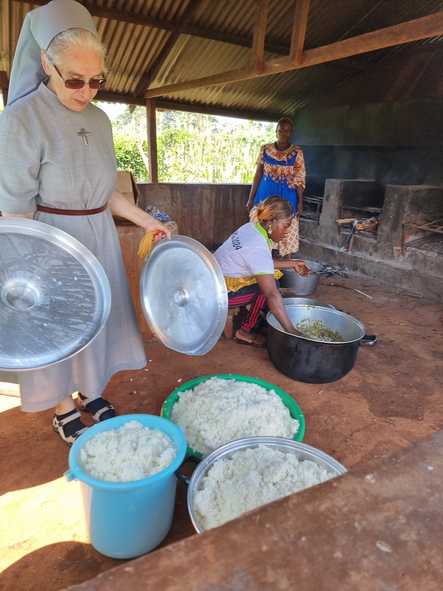 Dożywianie 200 dzieci w przedszkolu i pomoc świąteczna dla najbiedniejszych w Doume w Kamerunie- pallotynki pomoc Afryce pomoc ubogim Maitri Adocpja Serca 04