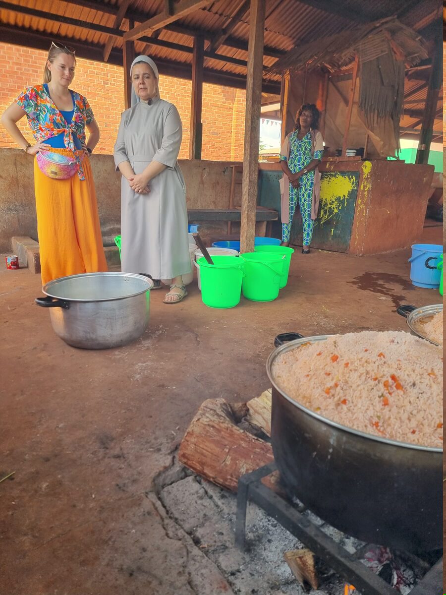Dożywianie 200 dzieci w przedszkolu i pomoc świąteczna dla najbiedniejszych w Doume w Kamerunie- pallotynki pomoc Afryce pomoc ubogim Maitri Adocpja Serca 05