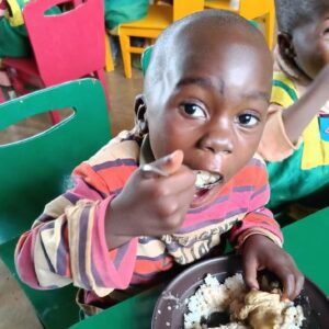 Dożywianie 200 dzieci w przedszkolu i pomoc świąteczna dla najbiedniejszych w Doume w Kamerunie- pallotynki pomoc Afryce pomoc ubogim Maitri Adocpja Serca 01