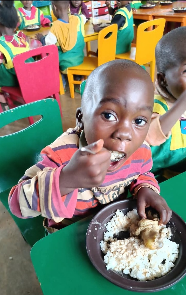 Dożywianie 200 dzieci w przedszkolu i pomoc świąteczna dla najbiedniejszych w Doume w Kamerunie- pallotynki pomoc Afryce pomoc ubogim Maitri Adocpja Serca 01