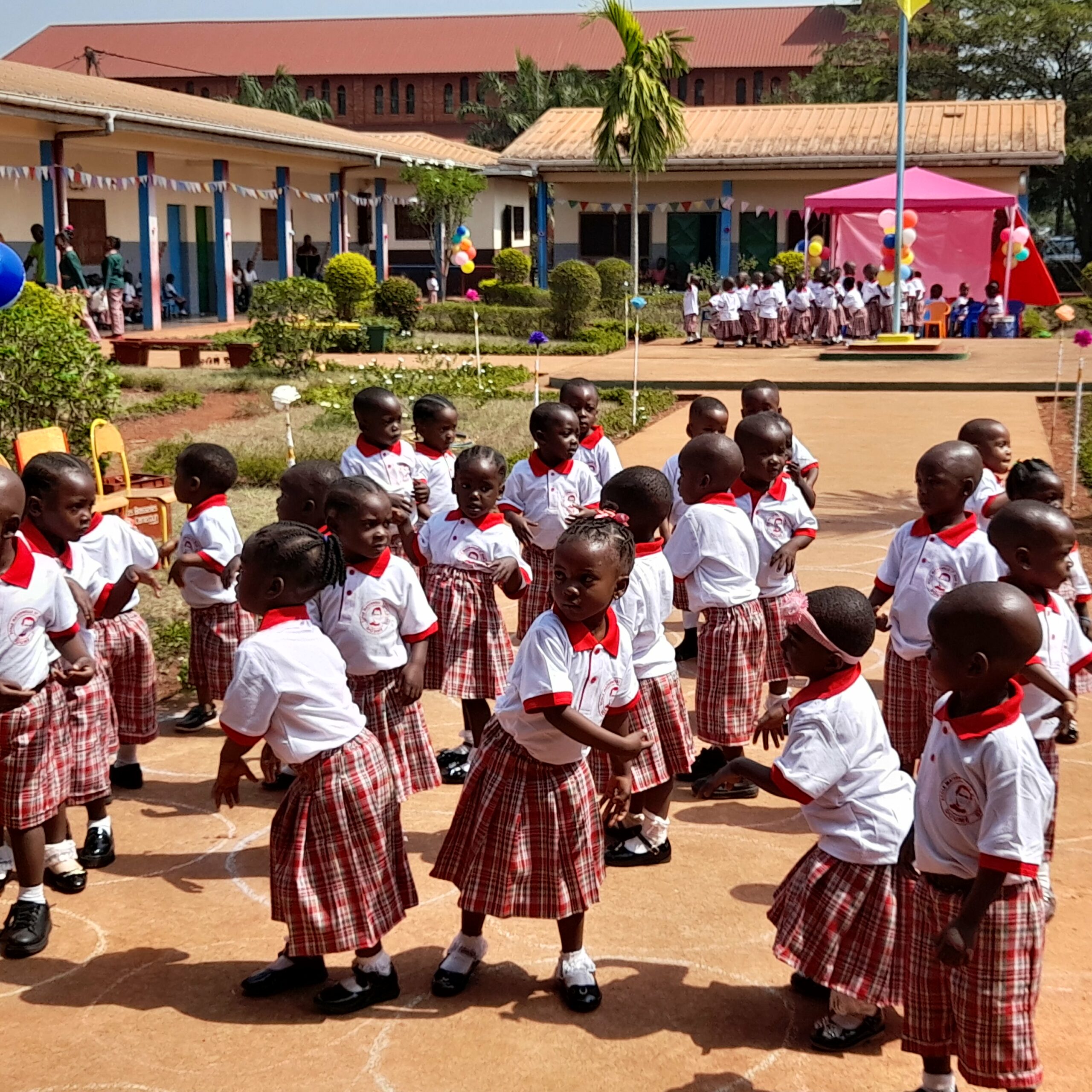 Dożywianie 200 dzieci w przedszkolu i pomoc świąteczna dla najbiedniejszych w Doume w Kamerunie- pallotynki pomoc Afryce pomoc ubogim Maitri Adocpja Serca 02