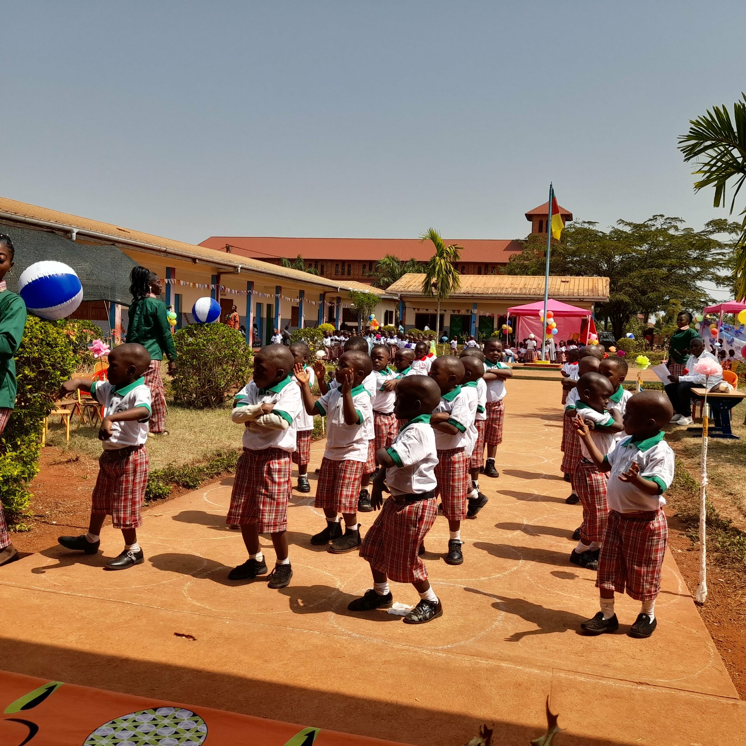Dożywianie 200 dzieci w przedszkolu i pomoc świąteczna dla najbiedniejszych w Doume w Kamerunie- pallotynki pomoc Afryce pomoc ubogim Maitri Adocpja Serca 03