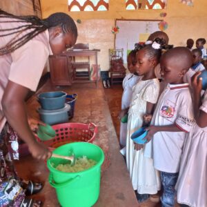 Pomoc w dożywianiu 425 dzieci ze Szkoły Podstawowej w Doume pomoc Afryce pomoc ubogim Kamerun Adopcja Duchowa Adopcja Serca jałmużna pomoc biednym 02