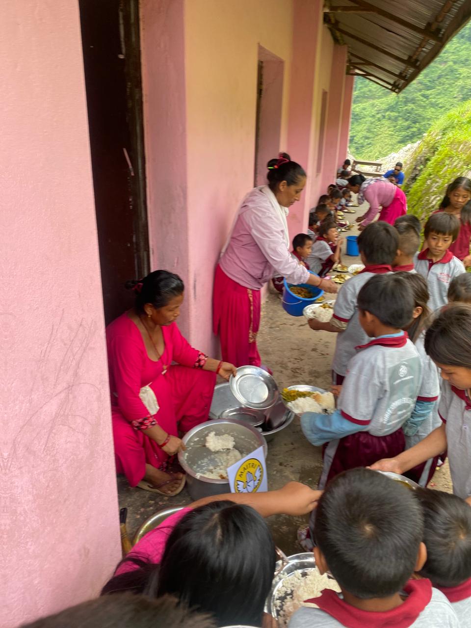 Codzienny posiłek dla 420 dzieci żyjących w skrajnej nędzy w Nepalu - pomóż najbiedniejszym pomoc ubogim pomoc w Nepalu Adopcja Serca Adopcja duchowa jałmużna dożywianie posiłek w szkole 02