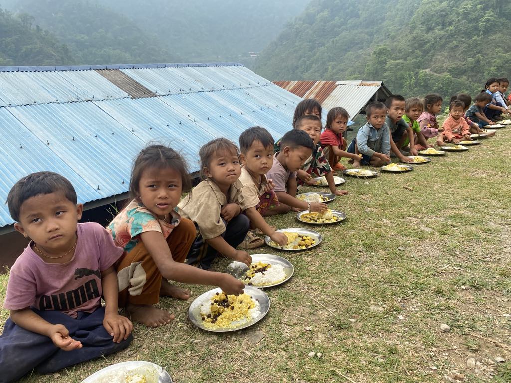 Codzienny posiłek dla 420 dzieci żyjących w skrajnej nędzy w Nepalu - pomóż najbiedniejszym pomoc ubogim pomoc w Nepalu Adopcja Serca Adopcja duchowa jałmużna dożywianie posiłek w szkole 03