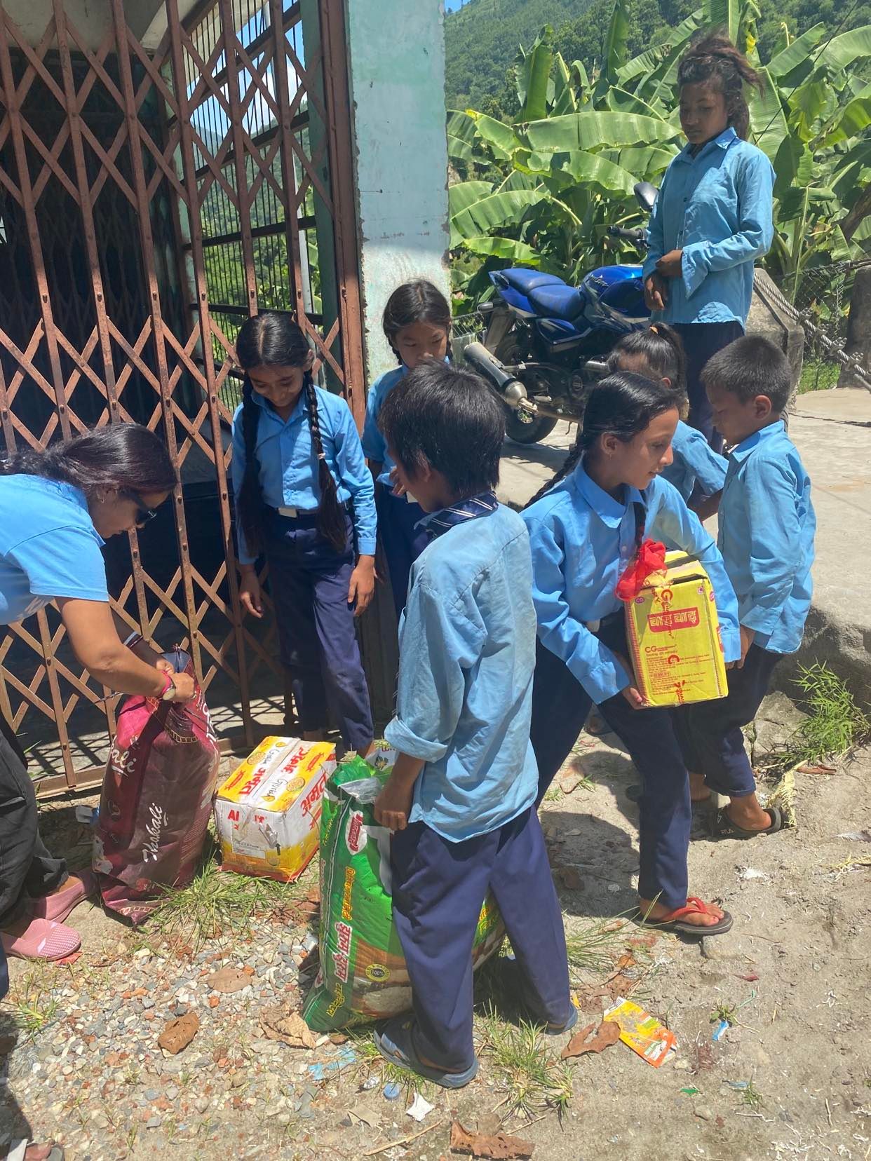 Codzienny posiłek dla 420 dzieci żyjących w skrajnej nędzy w Nepalu - pomóż najbiedniejszym pomoc ubogim pomoc w Nepalu Adopcja Serca Adopcja duchowa jałmużna dożywianie posiłek w szkole 04