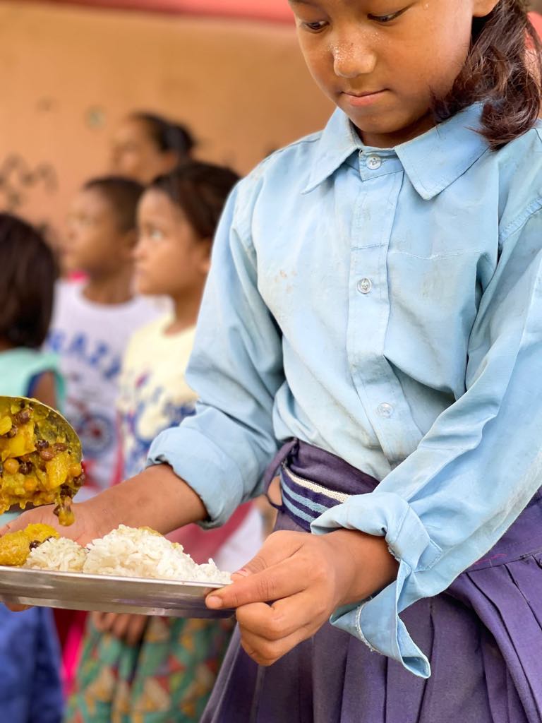 Codzienny posiłek dla 420 dzieci żyjących w skrajnej nędzy w Nepalu - pomóż najbiedniejszym pomoc ubogim pomoc w Nepalu Adopcja Serca Adopcja duchowa jałmużna dożywianie posiłek w szkole 06