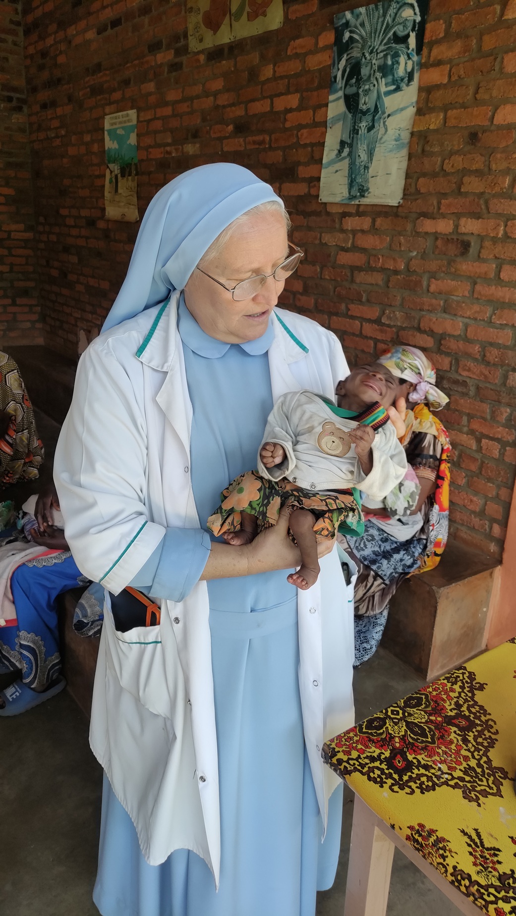 Dożywianie chorych w Ośrodku Zdrowia w Buraniro w 2026 roku Adopcja Serca Maitri Adopcja duchowa jałmużna pomoc ubogim pomoc Afryce Burundi Siostry Kanoniczki 04