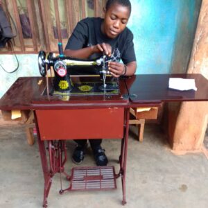 Maszyny do szycia dla 21 absolwentów szkół zawodowych w Musongati pomoc Afryce pomoc ubogim Adopcja Serca Maitri Adopcja duchowa edukacja Afryki jałmużna Burundi 02