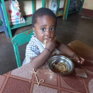 Dożywianie dzieci w żłobku w Kboglota w Kamerunie pomoc Afryce pomoc ubogim Adopcja Serca Maitri Adopcja duchowa jałmużna 02