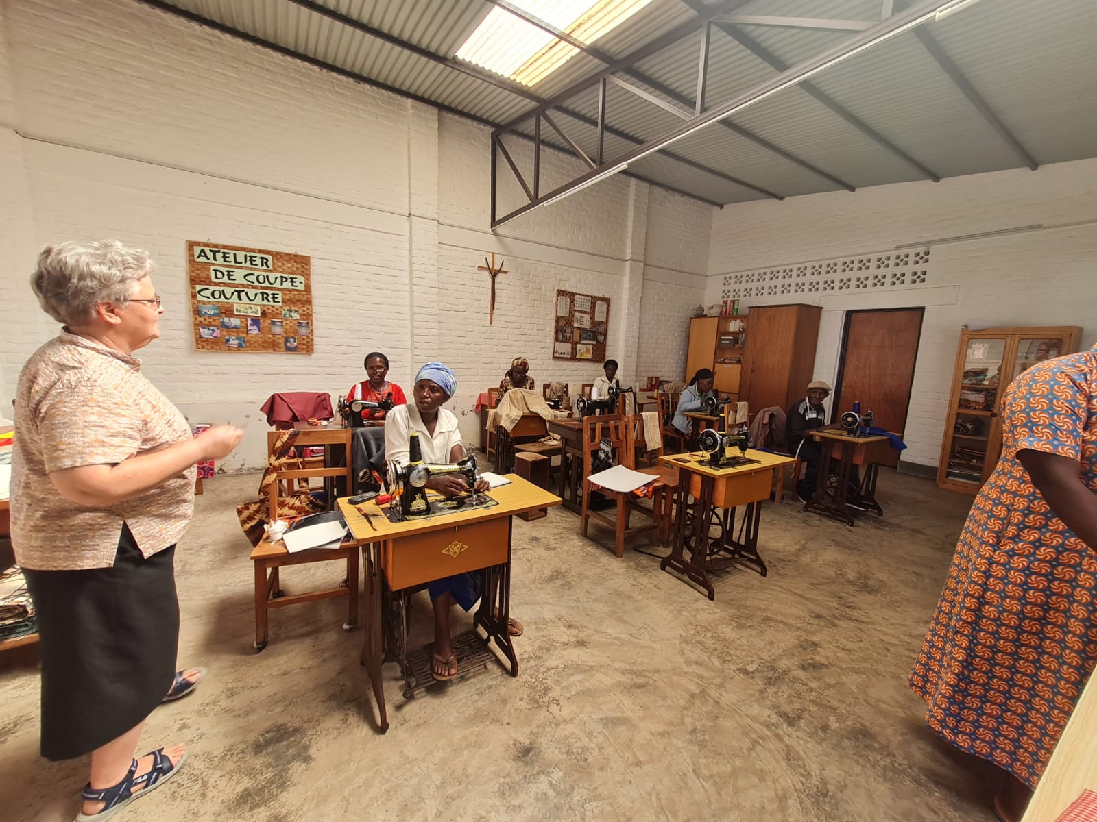 Zakup narzędzi pracy dla absolwentów szkoły zawodowej w Minkama - pomoc Afryce pomoc ubogim Adopcja Serca Maitri Adopcja Duchowa jałmużna Kamerun 01