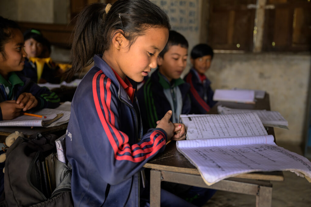 Program Adopcji Serca pomaga dzieciom na całym świecie. Na zdjęciu uczniowie ze szkoły w Valukharka, Nepal. Fot. Łukasz Sokół.