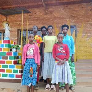 Bezpieczny dom dla pięciorga osieroconych dzieci z Burundi. O wsparcie proszą Siostry Karmelitanki. pomoc ubogim pomoc Afryce Maitri Adopcja Serca Adopcja Duchowa jałmużna Burundi 01