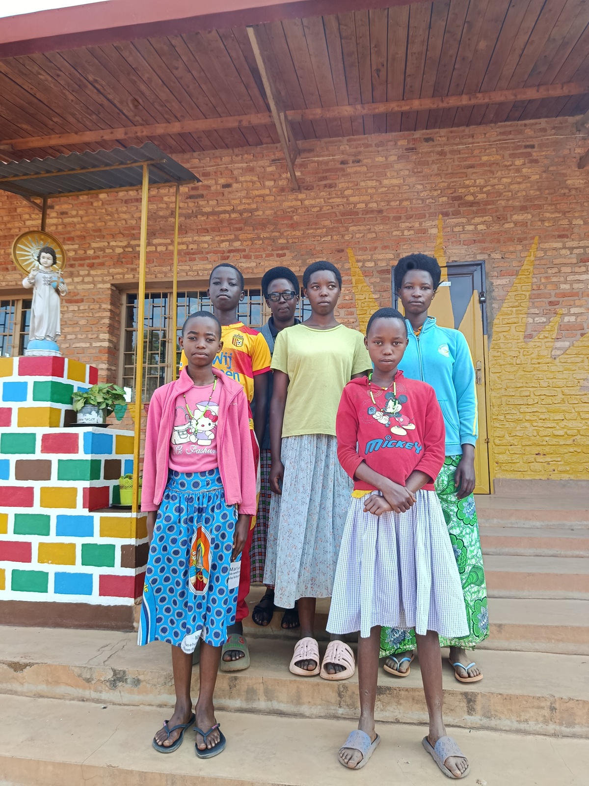 Bezpieczny dom dla pięciorga osieroconych dzieci z Burundi. O wsparcie proszą Siostry Karmelitanki. pomoc ubogim pomoc Afryce Maitri Adopcja Serca Adopcja Duchowa jałmużna Burundi 01