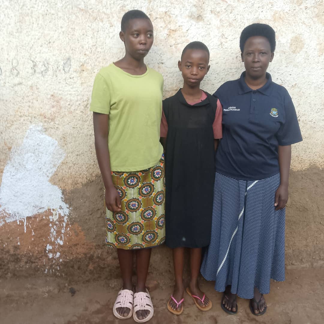 Bezpieczny dom dla pięciorga osieroconych dzieci z Burundi. O wsparcie proszą Siostry Karmelitanki. pomoc ubogim pomoc Afryce Maitri Adopcja Serca Adopcja Duchowa jałmużna Burundi 02