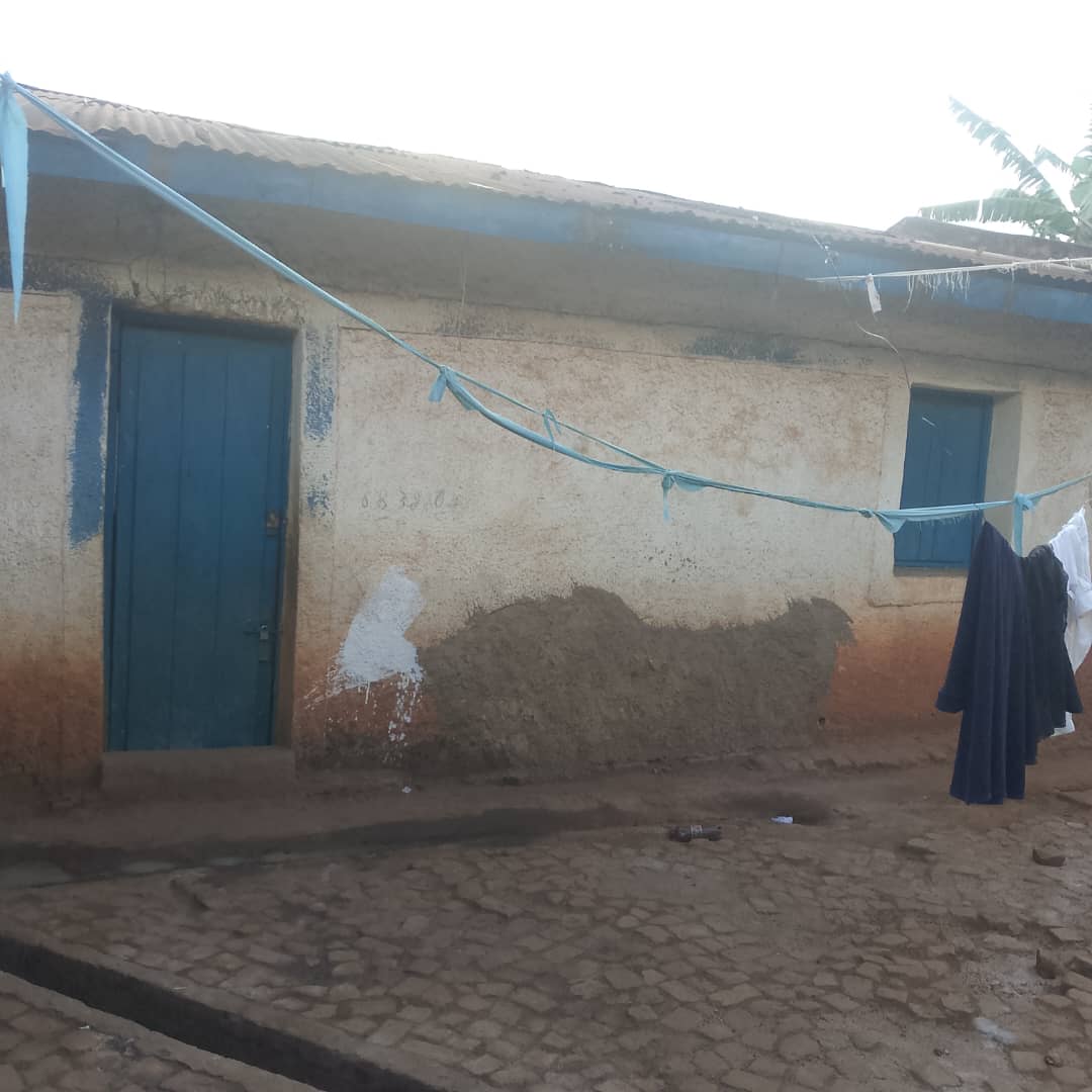 Bezpieczny dom dla pięciorga osieroconych dzieci z Burundi. O wsparcie proszą Siostry Karmelitanki. pomoc ubogim pomoc Afryce Maitri Adopcja Serca Adopcja Duchowa jałmużna Burundi 03