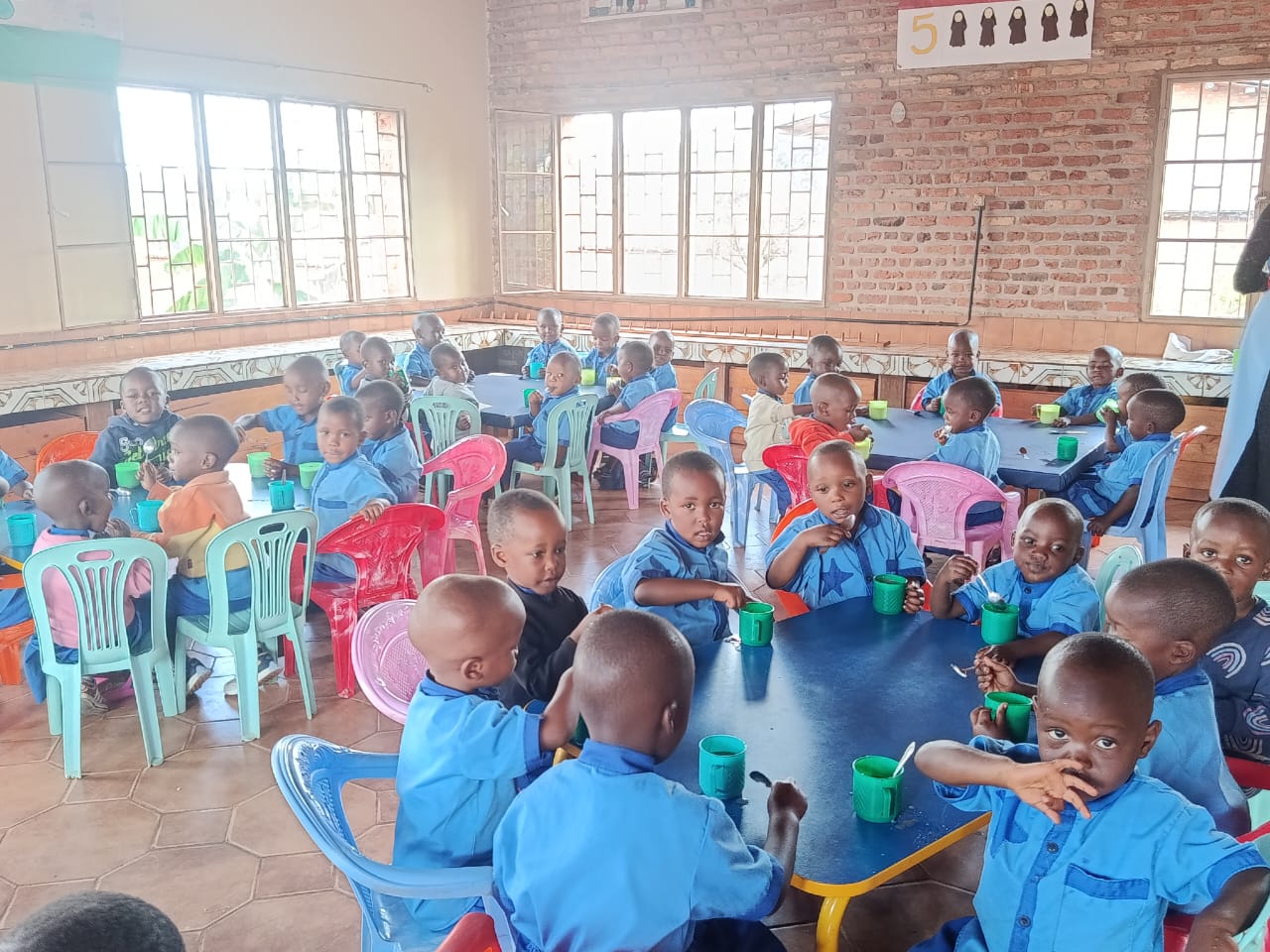 Posiłki dla 250 dzieci w Burundi. Pomoc dla przedszkola „Dzieciątka Jezus” pomoc Afryce pomoc ubogim Maitri Adopcja Serca Adopcja duchowa jałmużna pomoc dzieciom Burundi 06