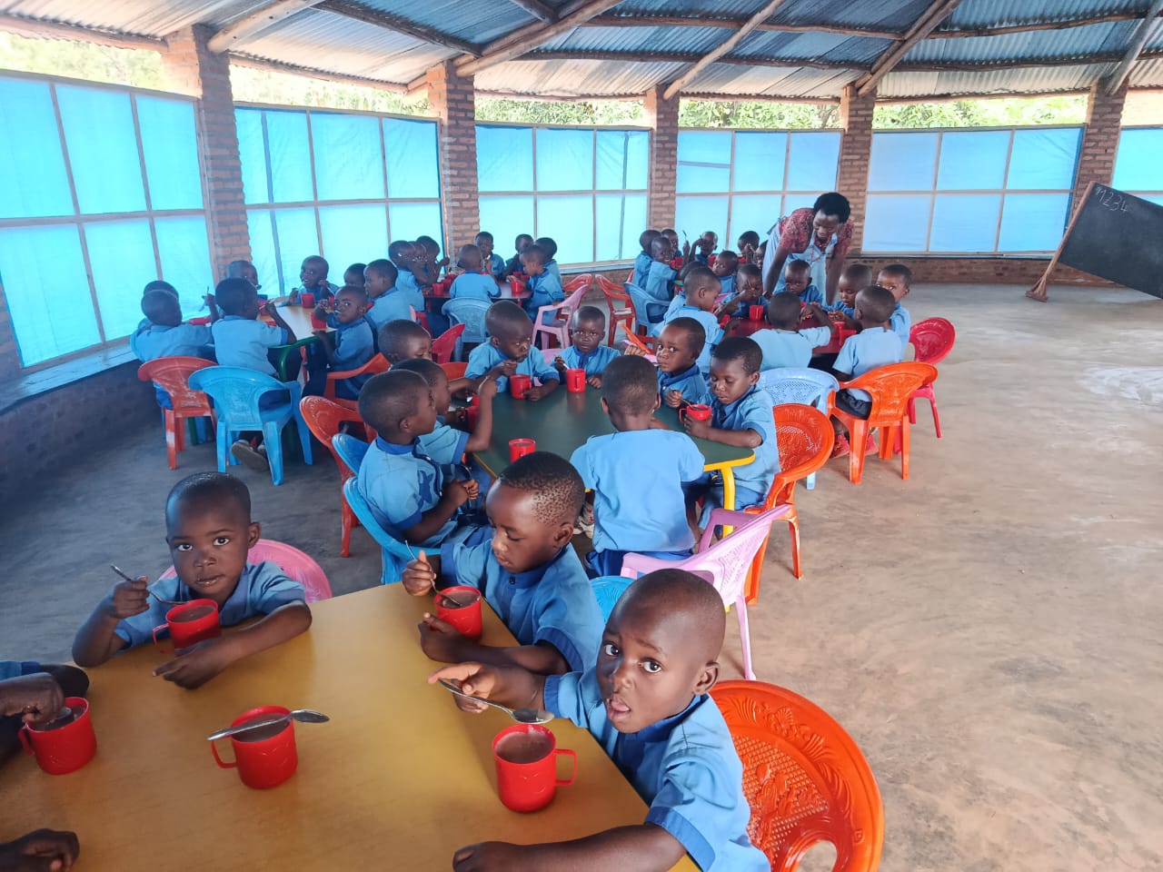 Posiłki dla 250 dzieci w Burundi. Pomoc dla przedszkola „Dzieciątka Jezus” pomoc Afryce pomoc ubogim Maitri Adopcja Serca Adopcja duchowa jałmużna pomoc dzieciom Burundi 07