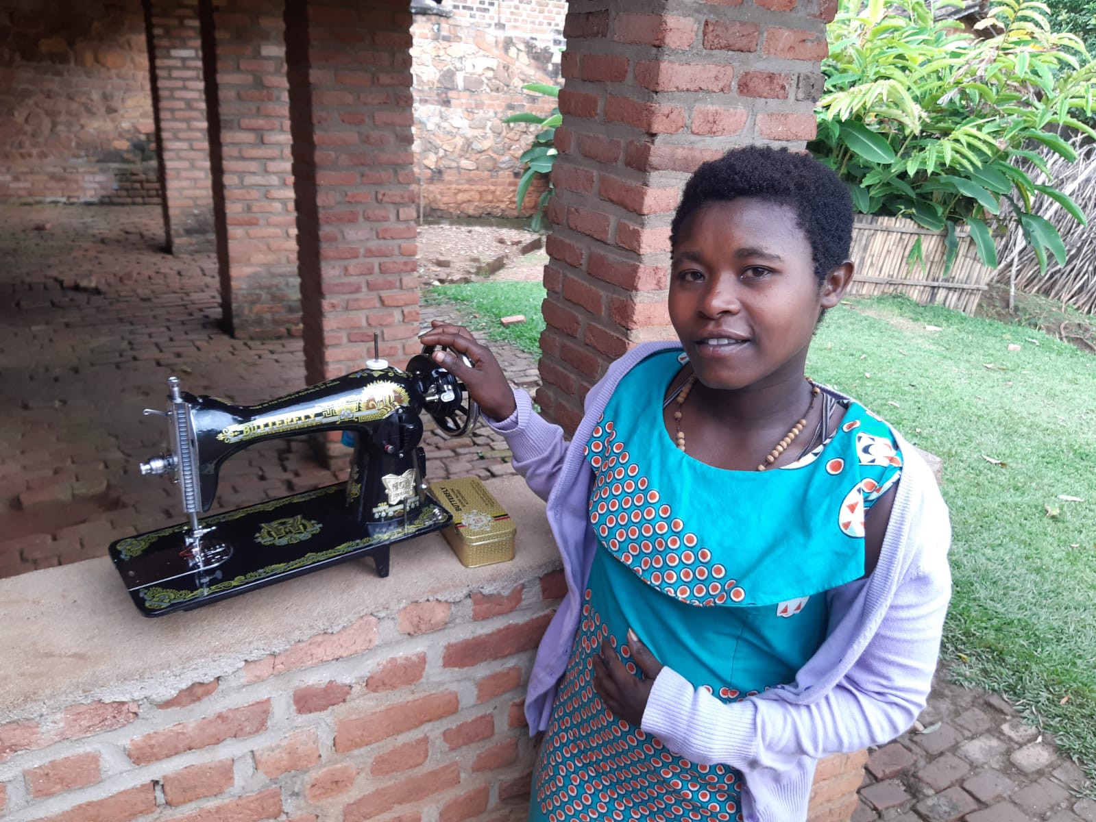 Wyprawki zawodowe dla młodzieży w Buraniro, Burundi pomoc Afryce pomoc ubogim Siostry Kanoniczki Ducha Świętego Maitri Adopcja Serca jałmużna Adopcja duchowa 03
